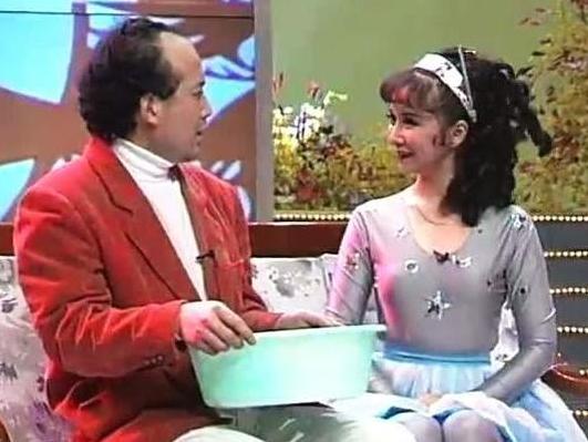 「蔡明」从“春晚钉子户”到无人追捧，蔡明名声尽毁的背后，是谁在作怪？