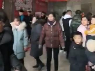 曝光！菏泽东翼国际出的事，售楼处都是人