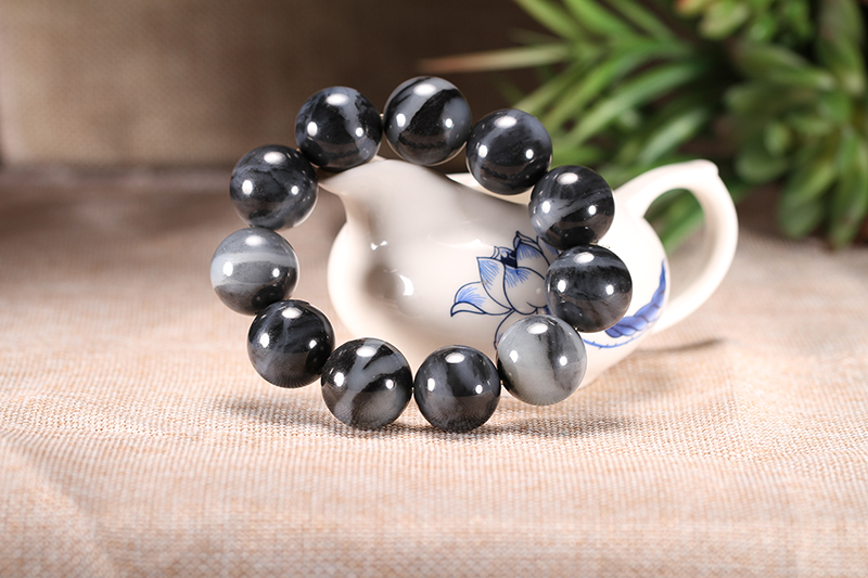 |有瑕疵的玉不值得收藏？绺和裂是一样的吗？