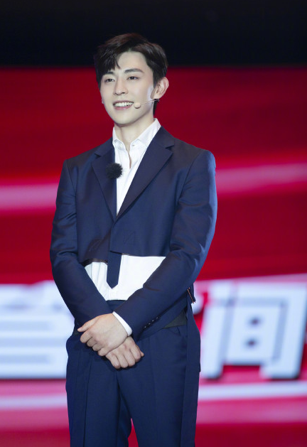 「邓伦」极限挑战6发布会曝光，常驻嘉宾再减两人，邓伦的举动很圈粉！