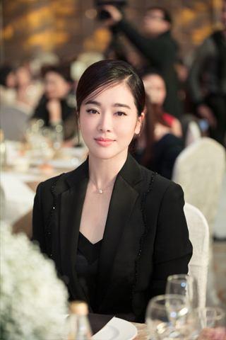左小青|43岁的她越来越开放，继续“倒着生长”，不愧是陈道明一眼相中的女人
