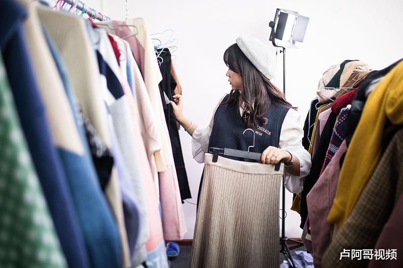 『电子商务』如何做自媒体电商赚钱，做好了，每个月赚10万很简单！