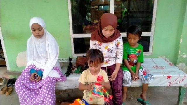 睹图|女子带4个娃另嫁她自己却离家出走，如今4个孩子被继父赶出家门