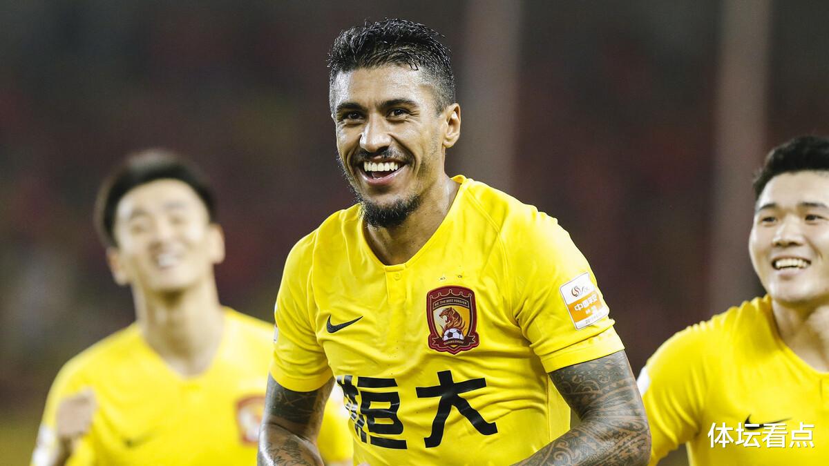 李霄鹏|高情商！暴力鸟路过教练席，看到李霄鹏盯着自己，主动上前握手