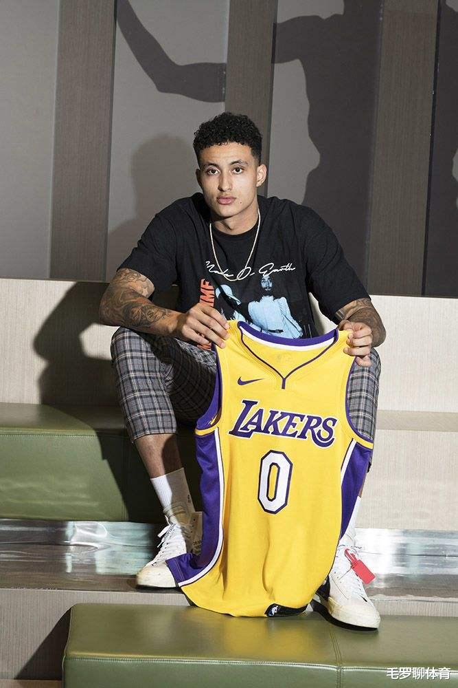 湖人队|湖人头号毒瘤被喷上热搜，詹皇当场训他，他11投10分犯错遭弃用
