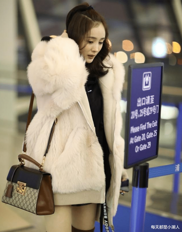 健身|杨幂为抢镜穿搭越来越自信，穿毛绒大衣配长筒靴，轻松秀腿超时尚