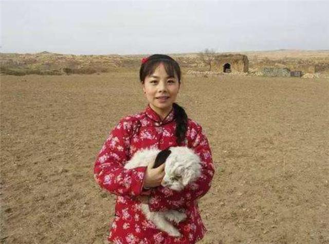 王二妮|国家一级演员王二妮：婚后放弃名利回农村，如今放牛种田成日常