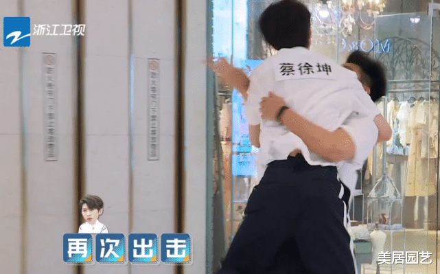 「郑恺」蔡徐坤秒撕郑恺，李晨得知后脱口而出2字亮了，这次终于相信跑男没剧本