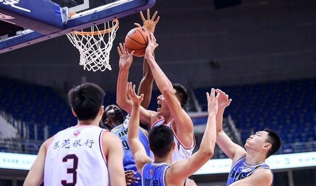 广东男篮|广东3分险胜挺进总决赛！辽宁全队现场观战，韩德君挥手致意易阿联