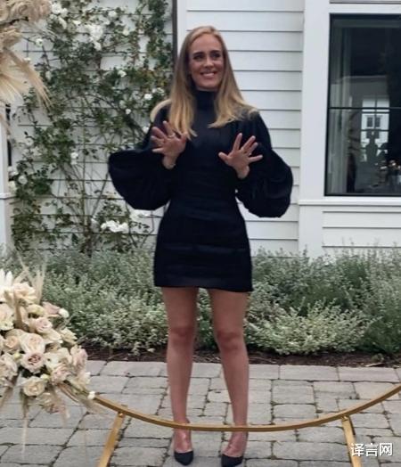 『阿黛尔』阿黛尔穿4年前演出服炫耀减肥近百斤成果，针对新专劝粉丝有耐心