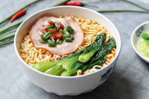 泡面▲为啥桶装泡面比袋装的贵3块，了解贵到哪里后，我宁愿买桶装的面