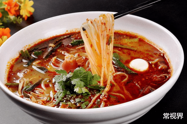 常视界|丈夫看到菜单转身就走，妻子尴尬留在原地：39一碗米线她不配吃？