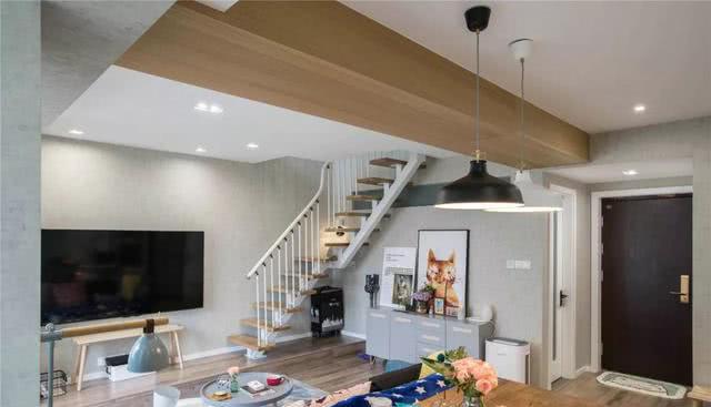 85㎡小复式，开放式客餐厨十分敞亮，木凳电视柜个性又可爱