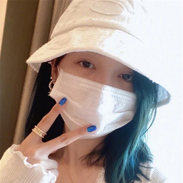 赵露思|女星也爱做美甲，赵露思可爱，戚薇精致，看到林允：有理由偷懒了