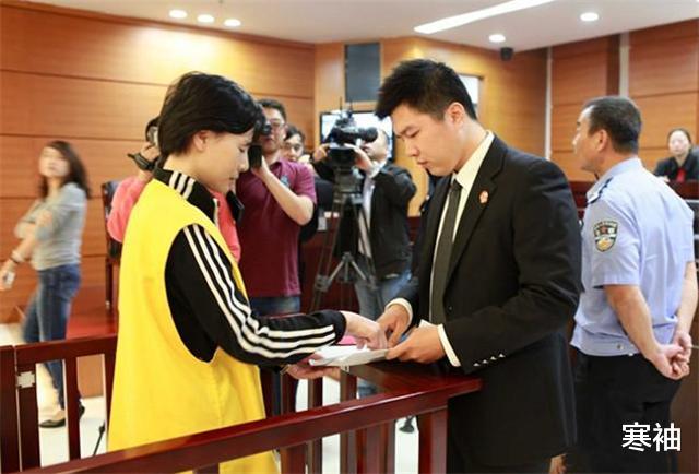 寒袖|她靠“庞氏骗局”融资17亿，从柜姐再到名流，被抓时企图整容逃跑