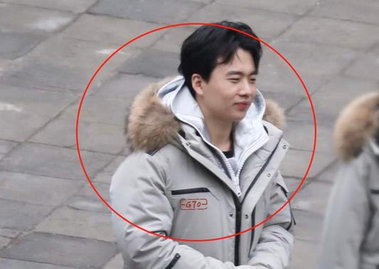 郭麒麟|李晨晒《跑男》全家福，注意郭麒麟的脚，比5位女嘉宾更抢眼