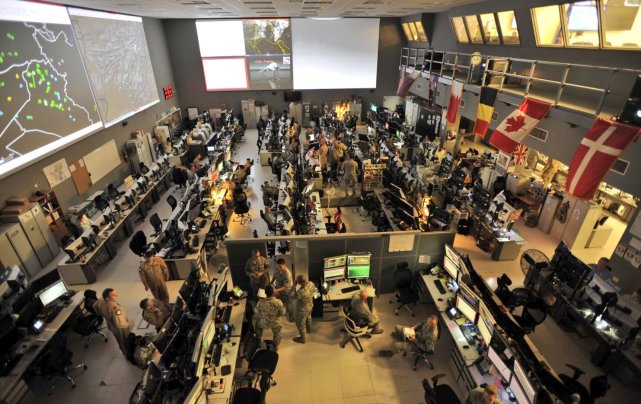 伊朗|大批导弹突然飞越海峡，美驻军基地一片兵荒马乱，上万人躲进地堡