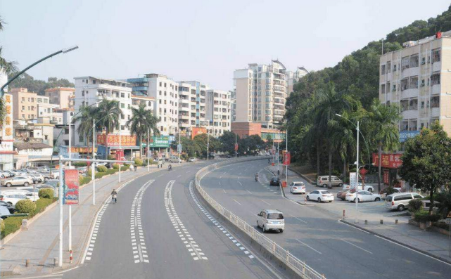 『驾照』开车遇到鱼骨线，别自以为是，不懂这一点，2本驾照不够用