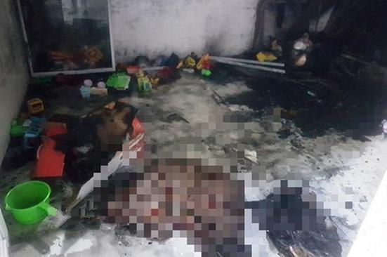 睹图|俩娃将房门反锁玩打火机引发大火，父母无法进入眼看着孩子烧死