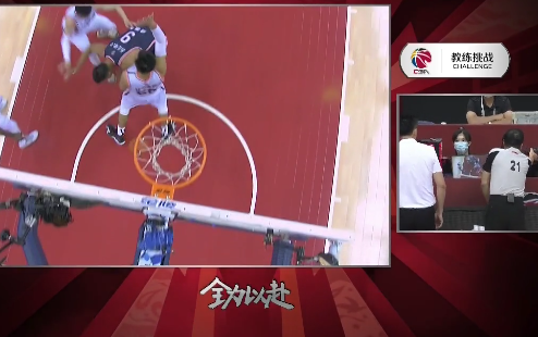 杜锋|太狠了！杜锋叫暂停怒骂弟子是废物，敢跟裁判呛火：你会打篮球