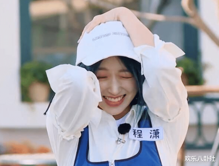 『奔跑吧兄弟』跑男玩“水炸弹”游戏，其他女嘉宾都选择护着头发，唯独她与众不同