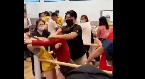 辟谣|青岛宜家又打起来了！一男两女火力全开，在餐厅激烈互殴