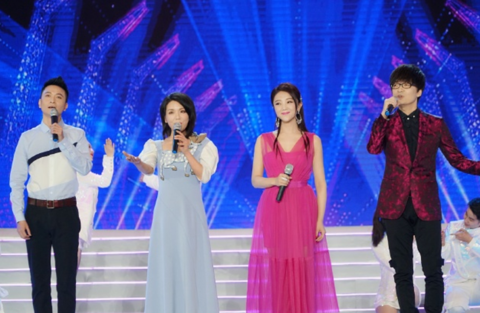 穿衣搭配■王小玮看着不像36岁，穿印花卫衣搭配运动裤出游，年轻20岁不止