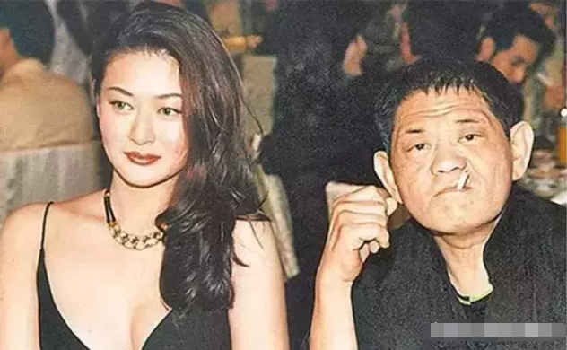 周星驰@她18岁就成为“风月片”巨星，周星驰都没能捧红她，最后被“干爹”毁掉