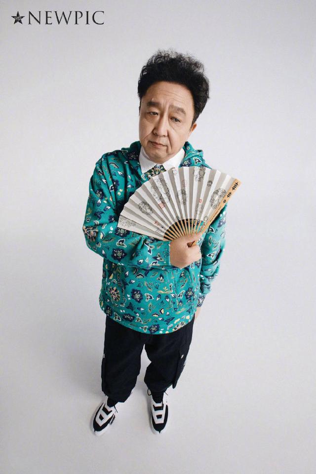 发型|51岁于谦为李宁担任模特！烫染新发型超潮流，比穿相声大褂还帅
