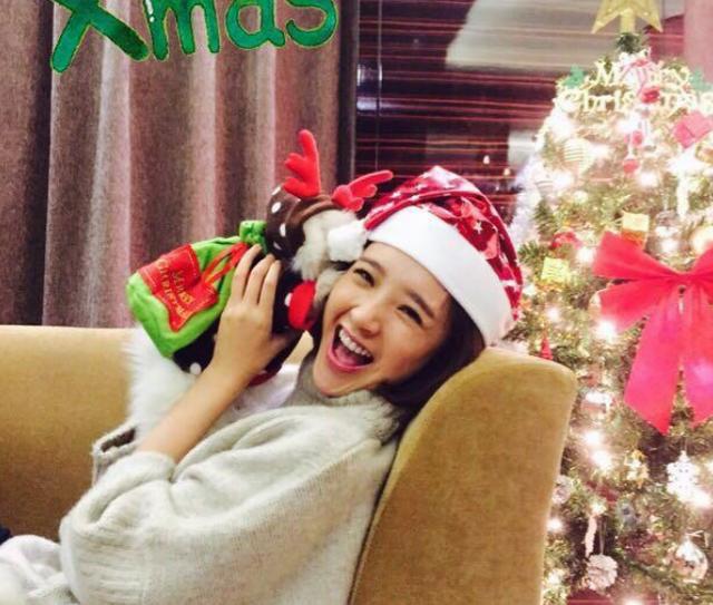 『』唐艺昕晒出自己的豪宅，天台挂满了各种灯饰，仿佛置身在童话里