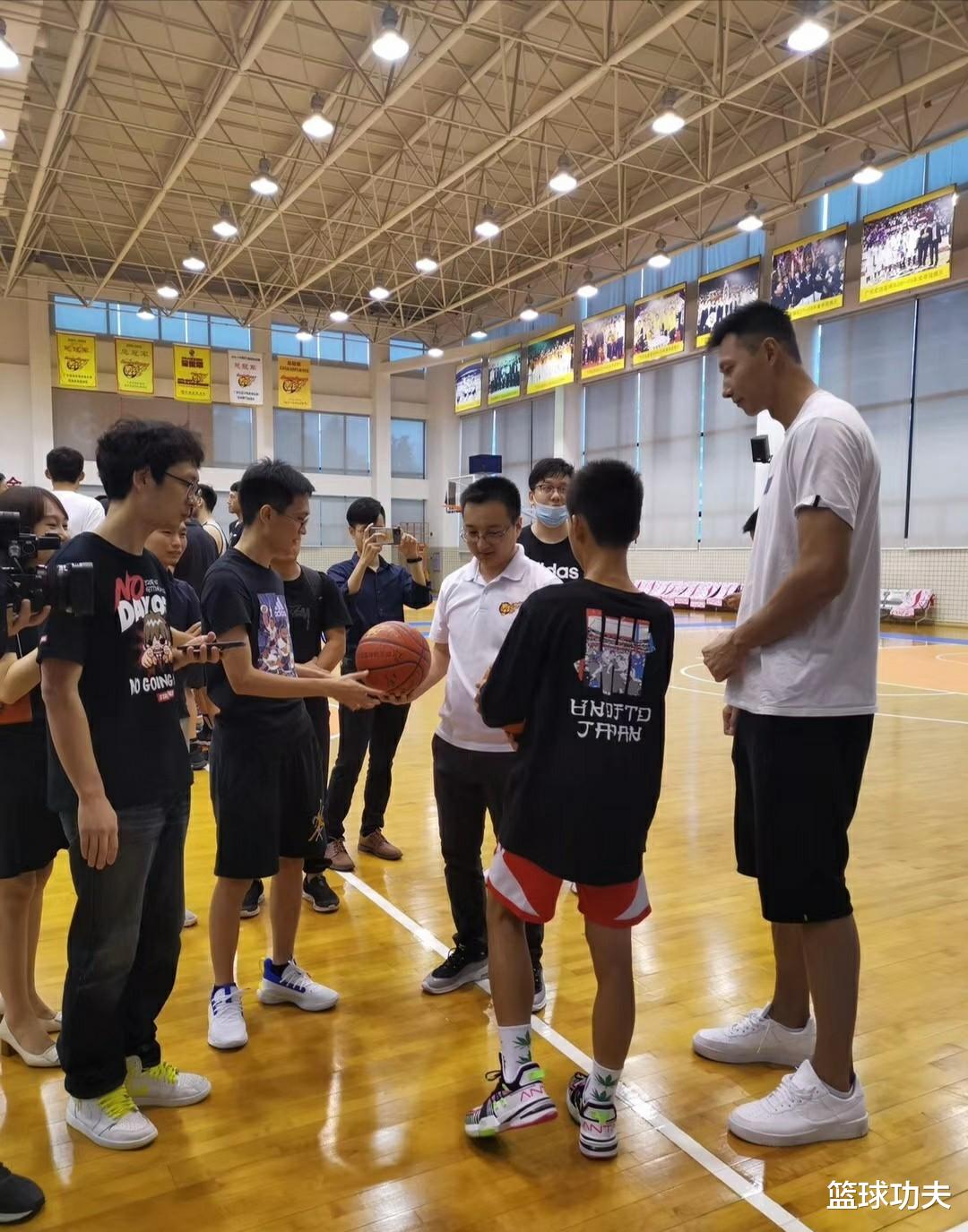 【宏远集团】独臂男孩来宏远 和冠军后卫单挑全场尖叫 大哥易建联这一细节太暖心