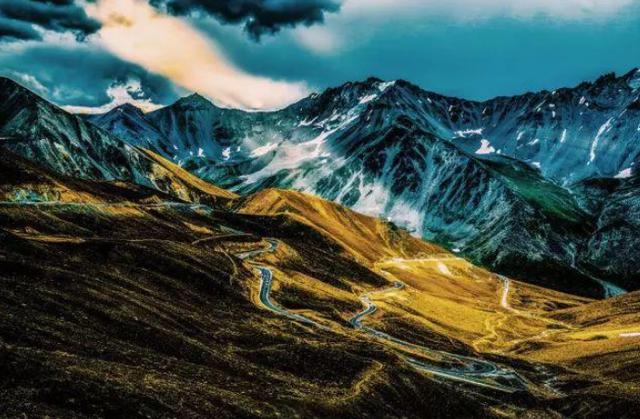 ：这条公路是自驾游的天堂，沿途美景让人陶醉，这辈子一定要去一次