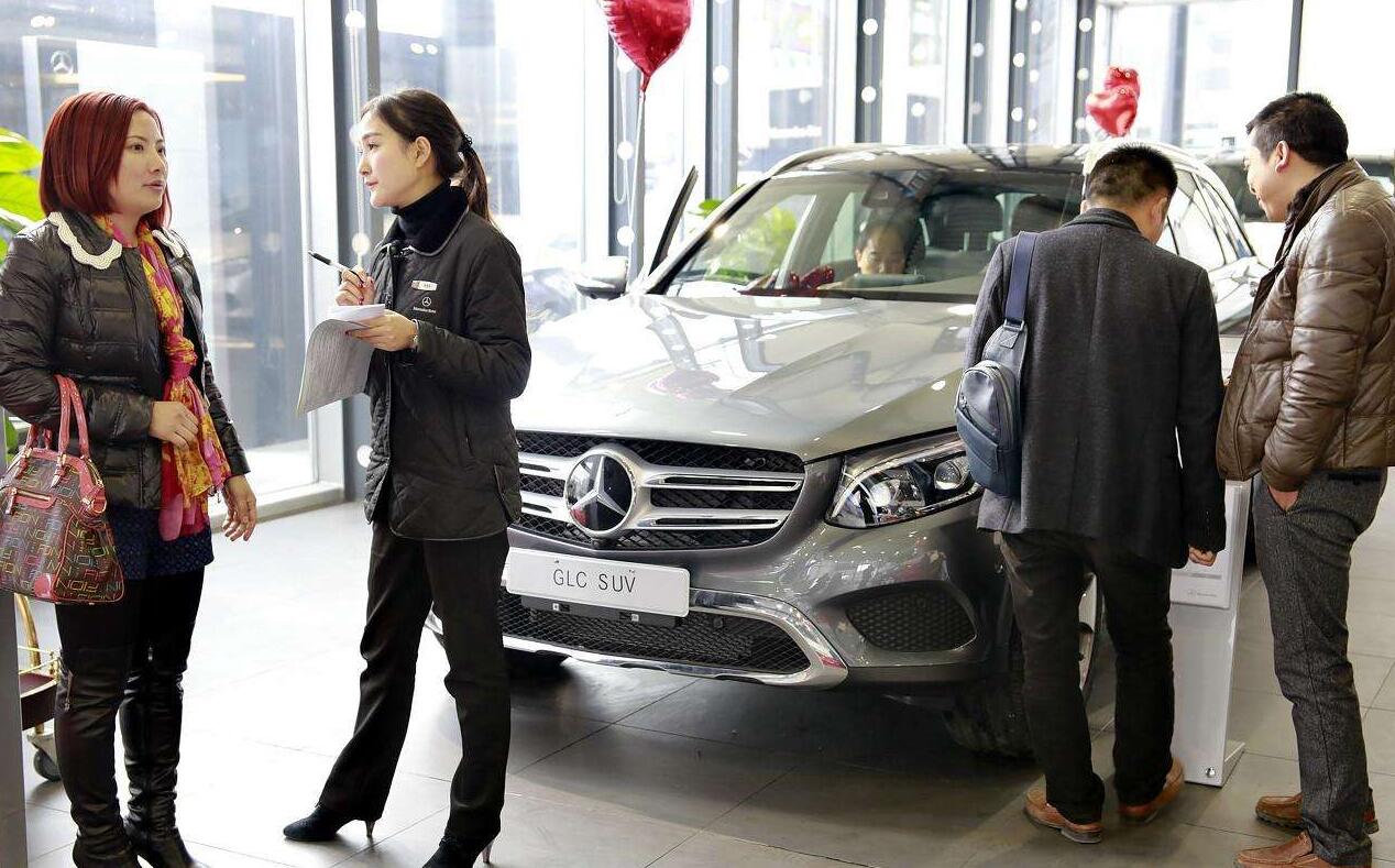 五菱宏光|五菱宏光贴膜被罚，一边的埃尔法却没事，车主：只罚便宜的车吗？