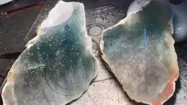 翡翠手镯|切开一块翡翠原石乍一看很多棉，大悲！细观，雪花棉，欣喜