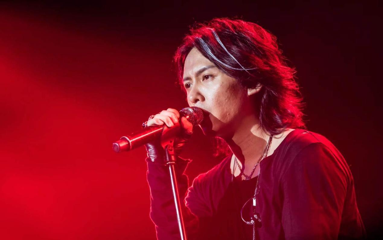 『黑豹乐队』用坚持打动前辈，进殿堂级乐队担主唱，不做快男的他走出了新道路