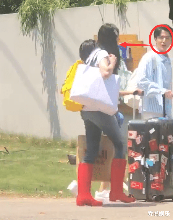 郑爽：张新成和谭松韵同行，眼睛“紧盯”郑爽，看出原因粉丝：大成子也是凡人