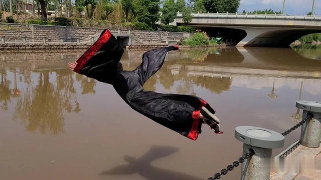 【屈原】入戏太深！男子扮演屈原连续四年上演投江