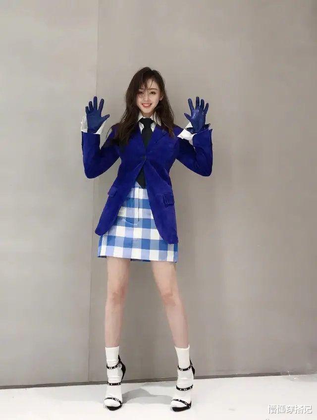 杨幂：杨幂好性感！紧身裙配高筒靴，“窄肩细腰”实力抢镜，哪像孩子妈