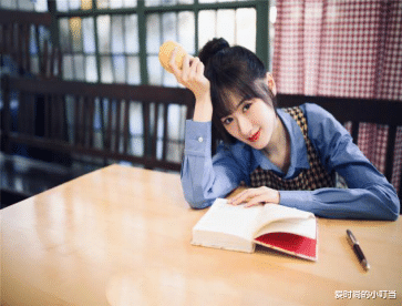 高马尾■袁冰妍为你奉上今日份心动，碎花裙少女感十足，高马尾更显青春