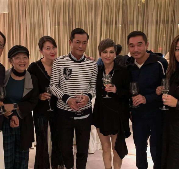 |参观古天乐住的豪宅，室内装修很普通，大白天的还要拉起窗帘