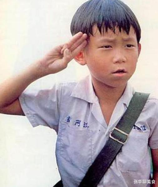 童星|12岁爆红17岁入狱, 戴脚铐为父奔丧, 今成破亿票房导演, 他凭啥逆袭