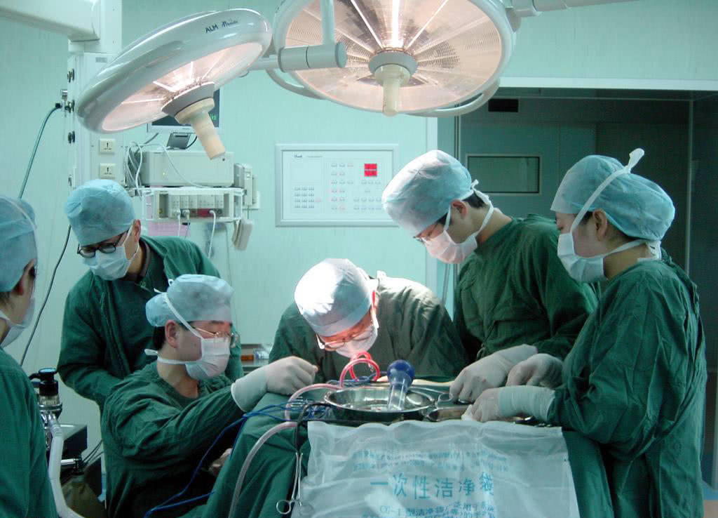 「钻石」世界上最稀少的石头，一克价值2亿，但捡到的人不一定有命花