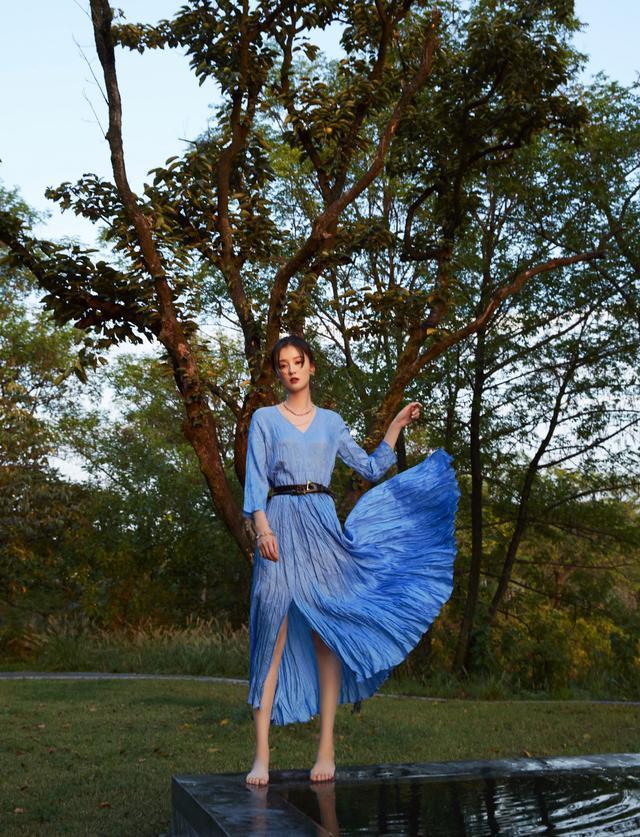 乔欣|乔欣穿衣风格大变，蓝色褶皱连衣裙优雅随性，平板身材穿出高级感