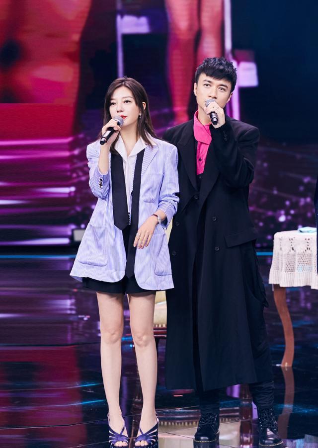 『西装』10年前赵薇还是村姑，现在44岁状态回春，黑色西装+短发，超时髦