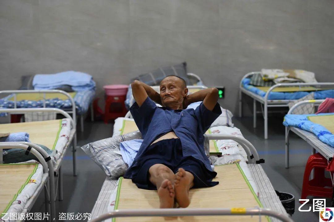 合肥|又见“方舱”：巢湖分洪14万人转移，学校体育馆8小时搭千张床铺