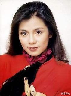 翁美玲|1985年凌晨，翁美玲穿红衣死在沙发，双脚臃肿，尸体被裹5层锡纸