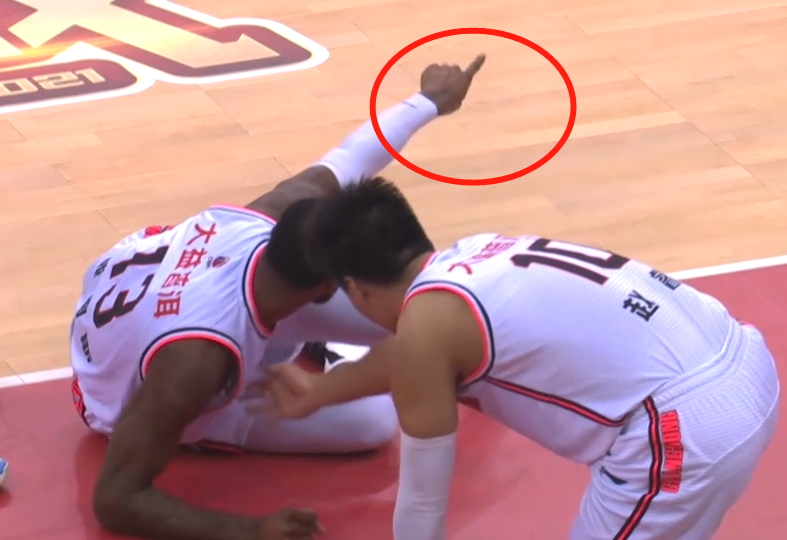 索尼·威姆斯|小细节！45号裁判要求他向威姆斯道歉被拒，3人的表情亮了