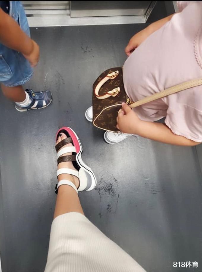 C罗▲C罗一家为龙凤胎庆生！乔治娜送3岁女儿伊娃LV包，总裁扮阿拉丁太逗