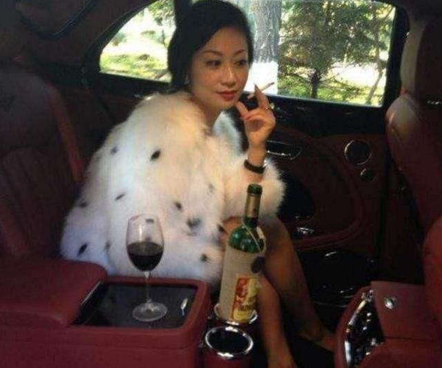 『滴滴出行』51岁富婆埋怨丈夫工作忙，拿劳斯莱斯跑滴滴，吓跑小伙！