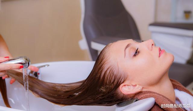 [头皮屑]头发隔多久洗一次最好，很多人一直都做错了，难怪头发越掉越多